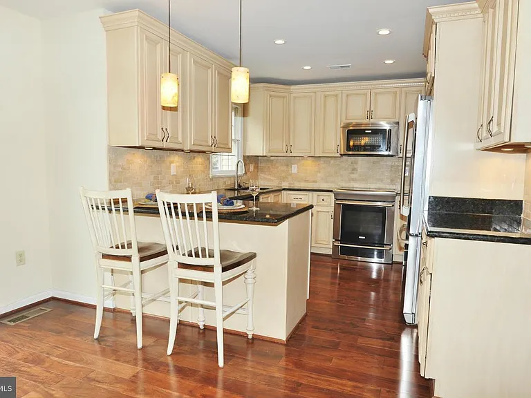 7411 Salford Ct — Photo 4