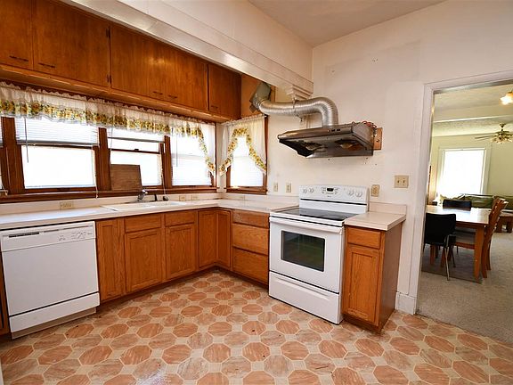 3rd image of 1111 W 22nd St