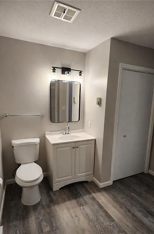 2 bed, 1.0 bath, 10000 sqft, $1,100 — Photo 3