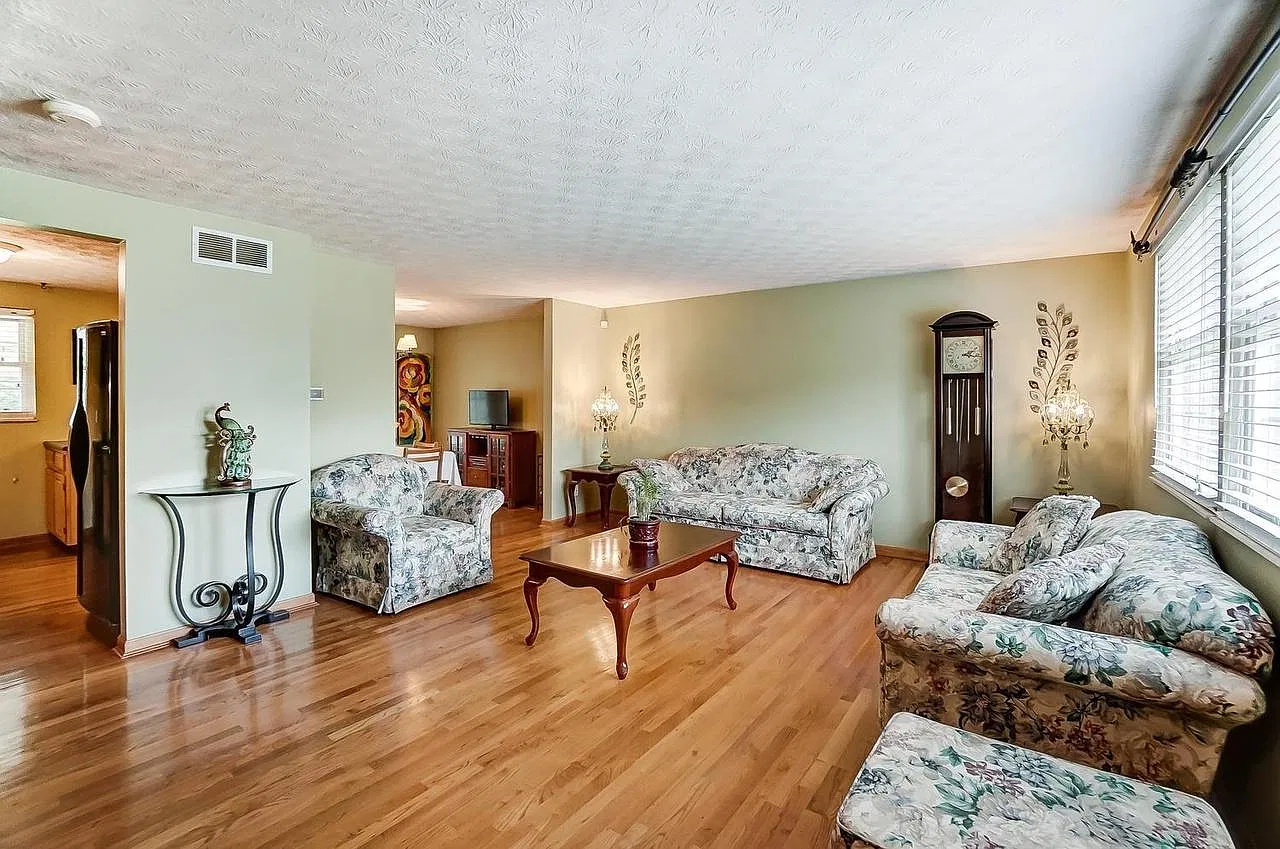 824 James Dr — Photo 3