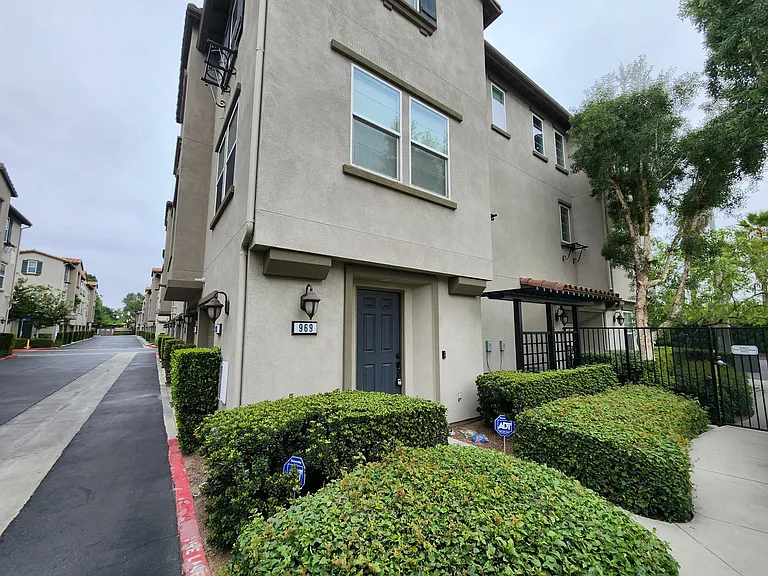 969 S Bluff Rd — Photo 2