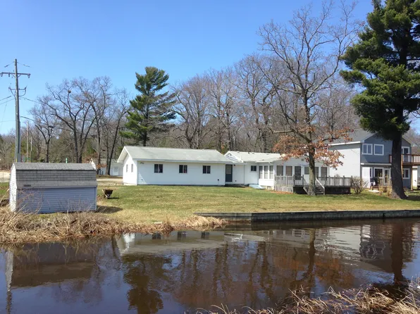 9548 N Lakeshore Dr, Pentwater, MI 49449