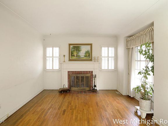 4th image of 1660 Tamarack Ave NW