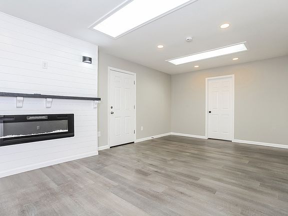 4th image of 1055 Sheffield Dr