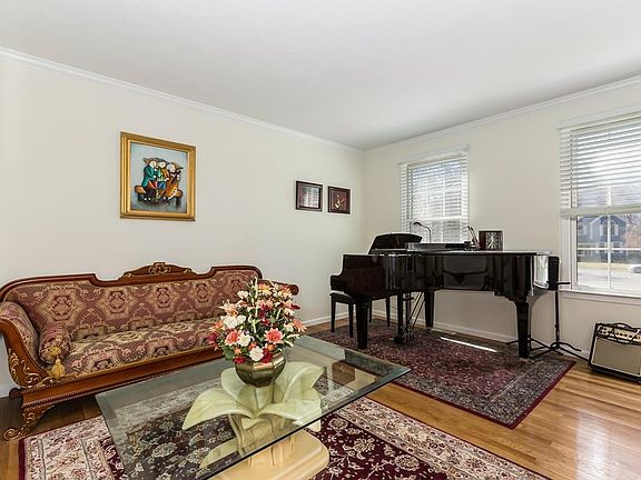 3rd image of 25 Burnham Ct