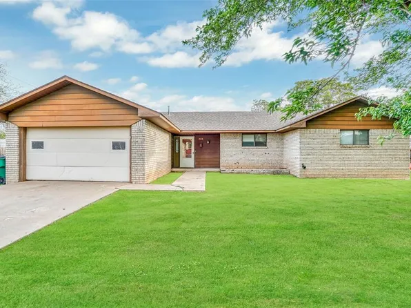 223 E Pierce St, Mangum, OK 73554