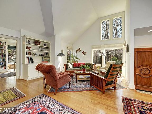 4th image of 1044 Douglass Dr