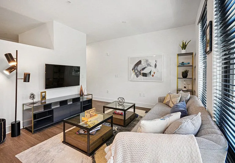 Link Apartments 4th Street — Photo 9