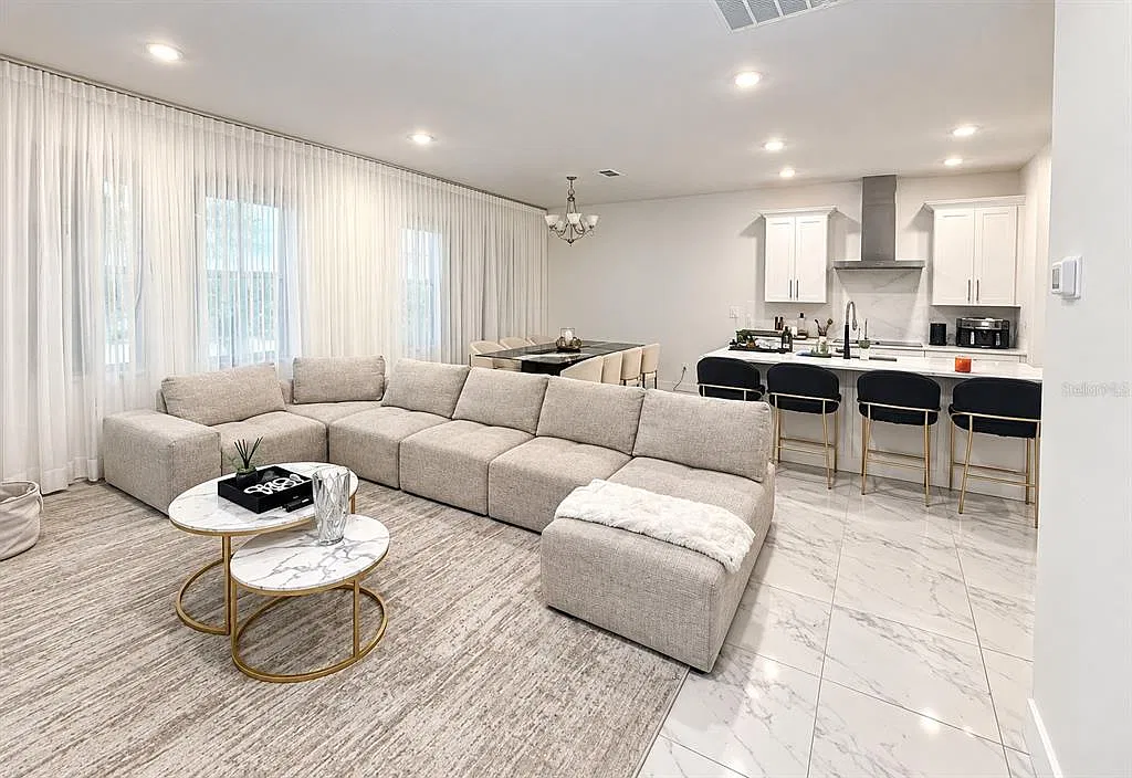 5 bed, 3.0 bath, 2811 sqft, $3,890 — Photo 2