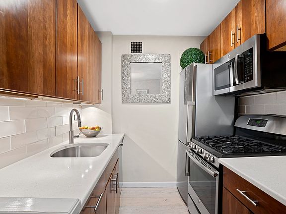 4th image of 210 E 15th St APT 6K