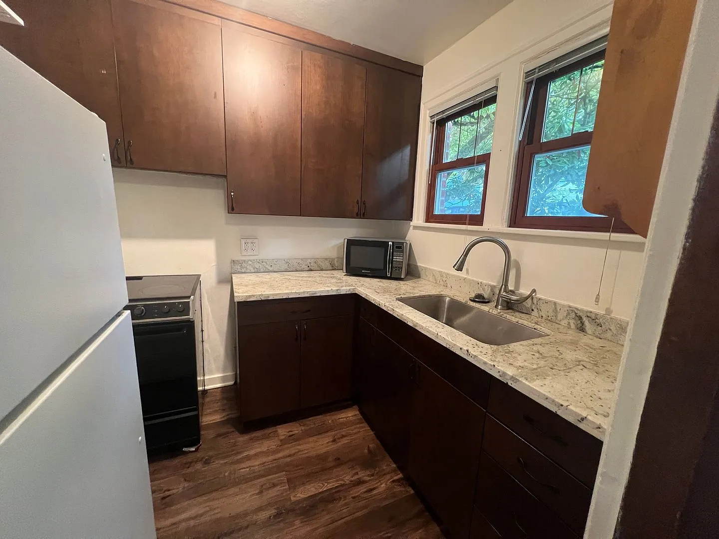 Charming Capitol Hill Vintage Condo with Original Features & Ideal Location — Photo 3