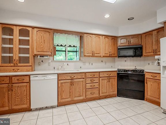 3rd image of 5001 Pine Ave