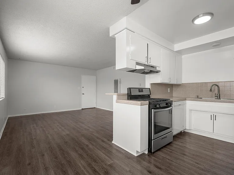 814 Victor Ave #14 — Photo 9