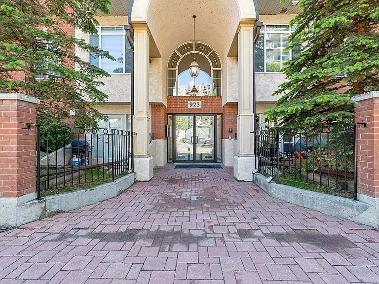 923 15th Ave SW #407 — Photo 2
