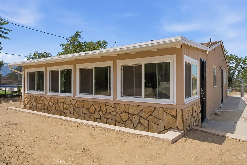 2 bed, 1.0 bath, 858 sqft, $2,500 — Photo 1