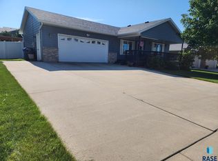 908 Pepper Ridge Rd, Dell Rapids, SD 57022