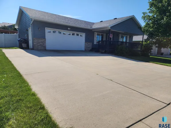 908 Pepper Ridge Rd, Dell Rapids, SD 57022