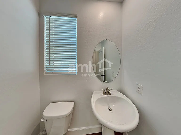 638 W Hackamore Ave — Photo 8