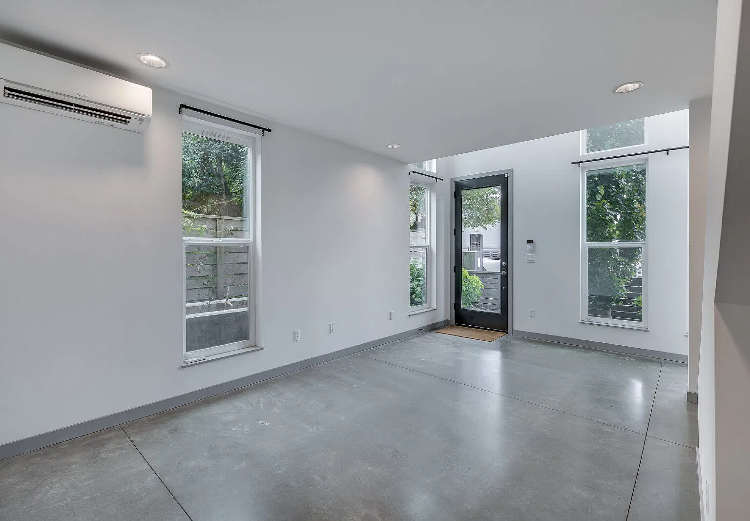 Gorgeous 2 bedroom end unit in Georgetown! — Photo 4