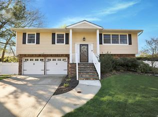 38 Pine Hollow Ln, Greenlawn, NY 11740