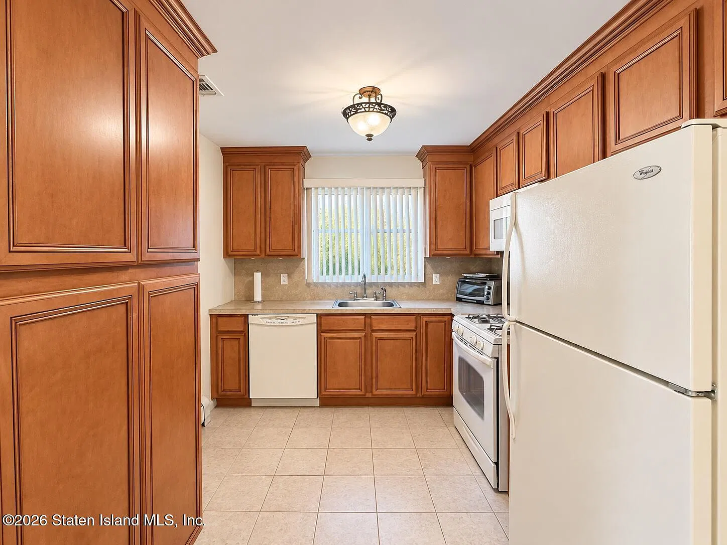 3 bed, 3.0 bath, 1874 sqft, $3,800 — Photo 4