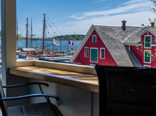 56 Montague St, Lunenburg, NS B0J 2C0
