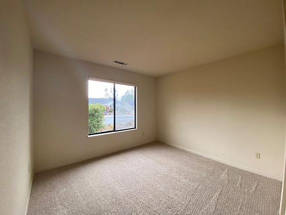 3rd image of 118 Saint Johns Dr