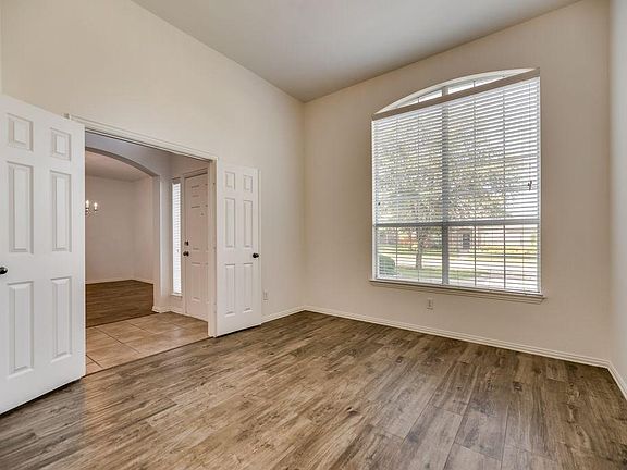 4th image of 819 Rushmore Dr