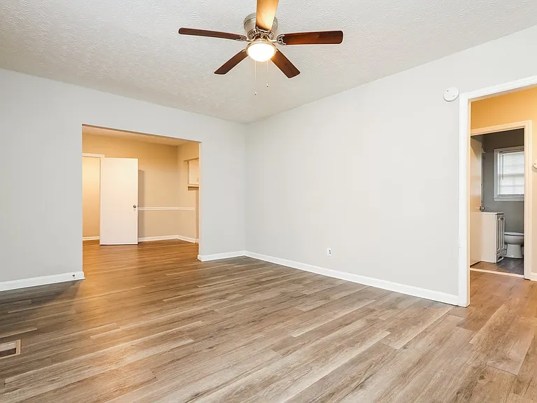 1251319_020_living_room_13320597.jpg