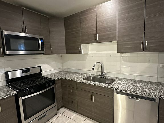 5th image of 1239 W Erie St #1R