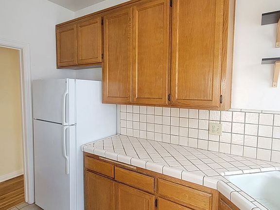 3rd image of 1351 W 9th St #10538227