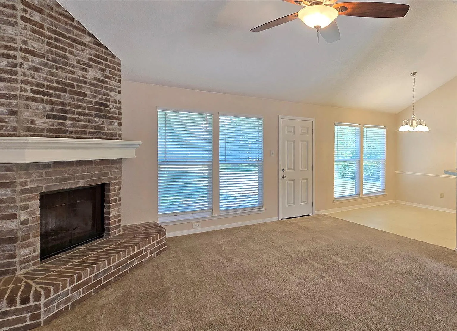 3 bed, 2.0 bath, 1636 sqft, $2,200 — Photo 3