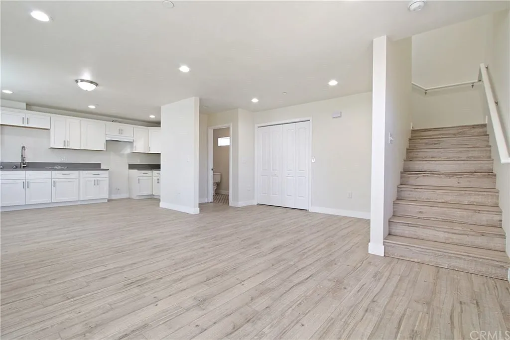 3 bed, 1200 sqft, $3,950 — Photo 2