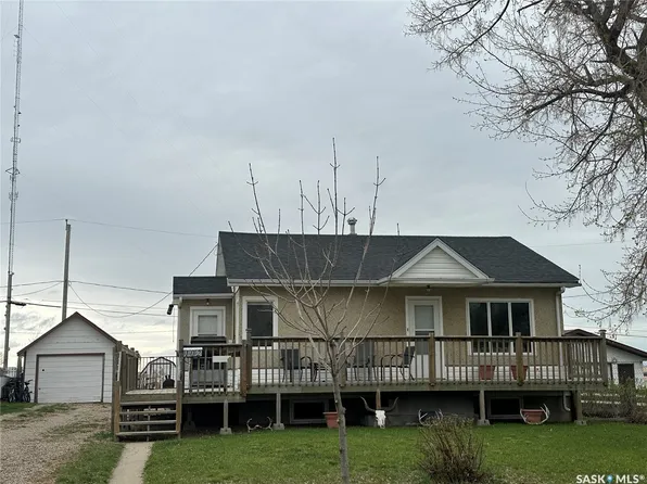 102 9th Avenue SE, Weyburn, SK S4H 1Z7