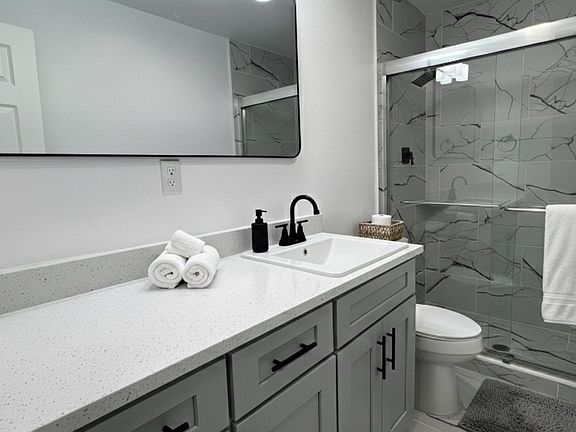 Full bathroom 1