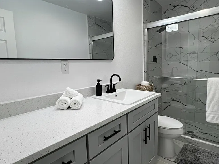 Full bathroom 1