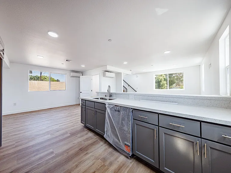 Huge 2, 3 & 4 Bed 2026 Townhomes — Photo 96