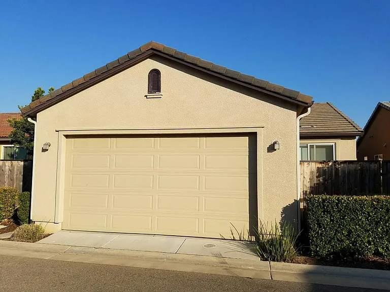 3919 Heritage Ave — Photo 2