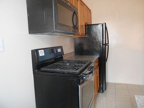 4th image of 1124 W Grace St #17