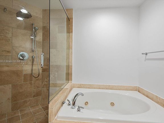 4th image of 1819 SE 17th St #1512