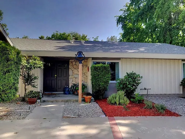 24360 Crestlawn St — Photo 2