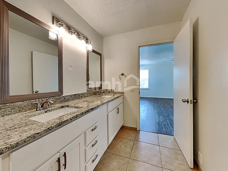 6735 Ambercrest Dr — Photo 11