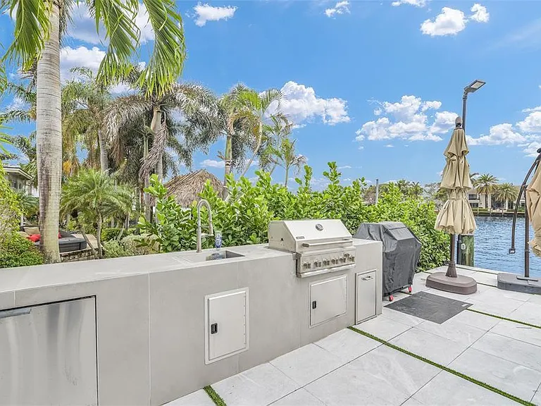 319 S Riverside Dr — Photo 79