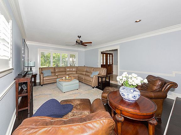 5th image of 1060 Delacroix Cir