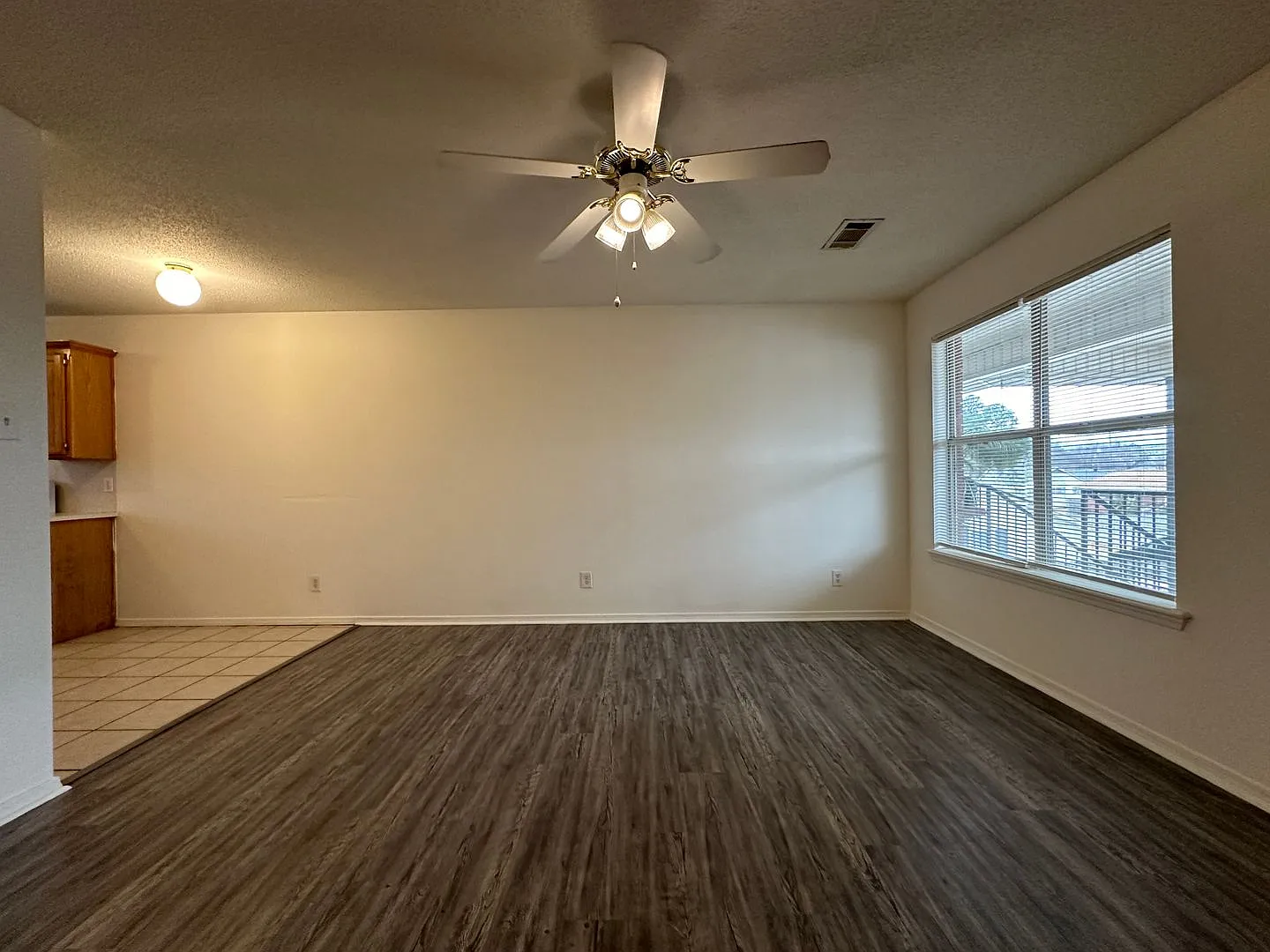 Comfortable Living: Cozy 2 Bed, 1 Bath Apartment — Photo 4
