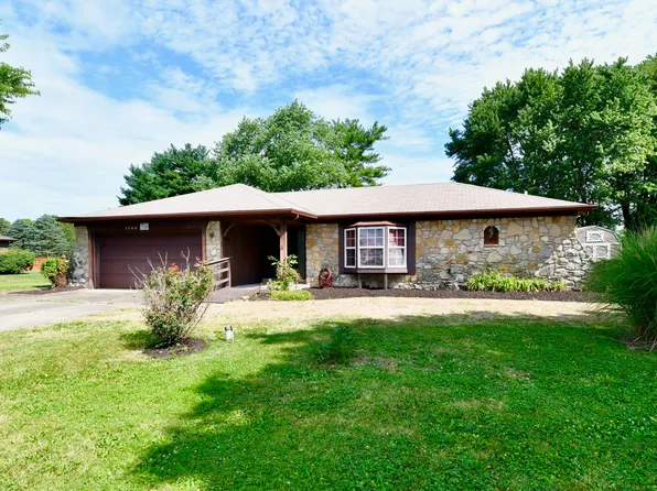 1290 Fox Trail Dr E, New Palestine, IN 46163