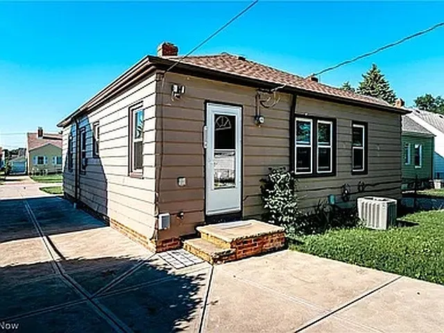 3 bed, 1075 sqft, $2,045 — Photo 4