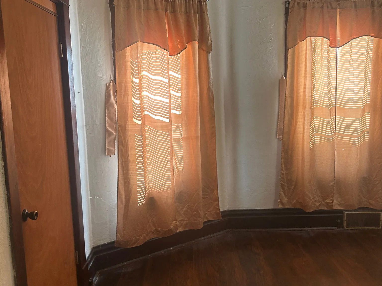 4 bed, 1.0 bath, 1650 sqft, $1,950 — Photo 3