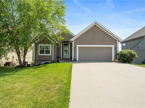 419 Killarney Ln, Smithville, MO 64089