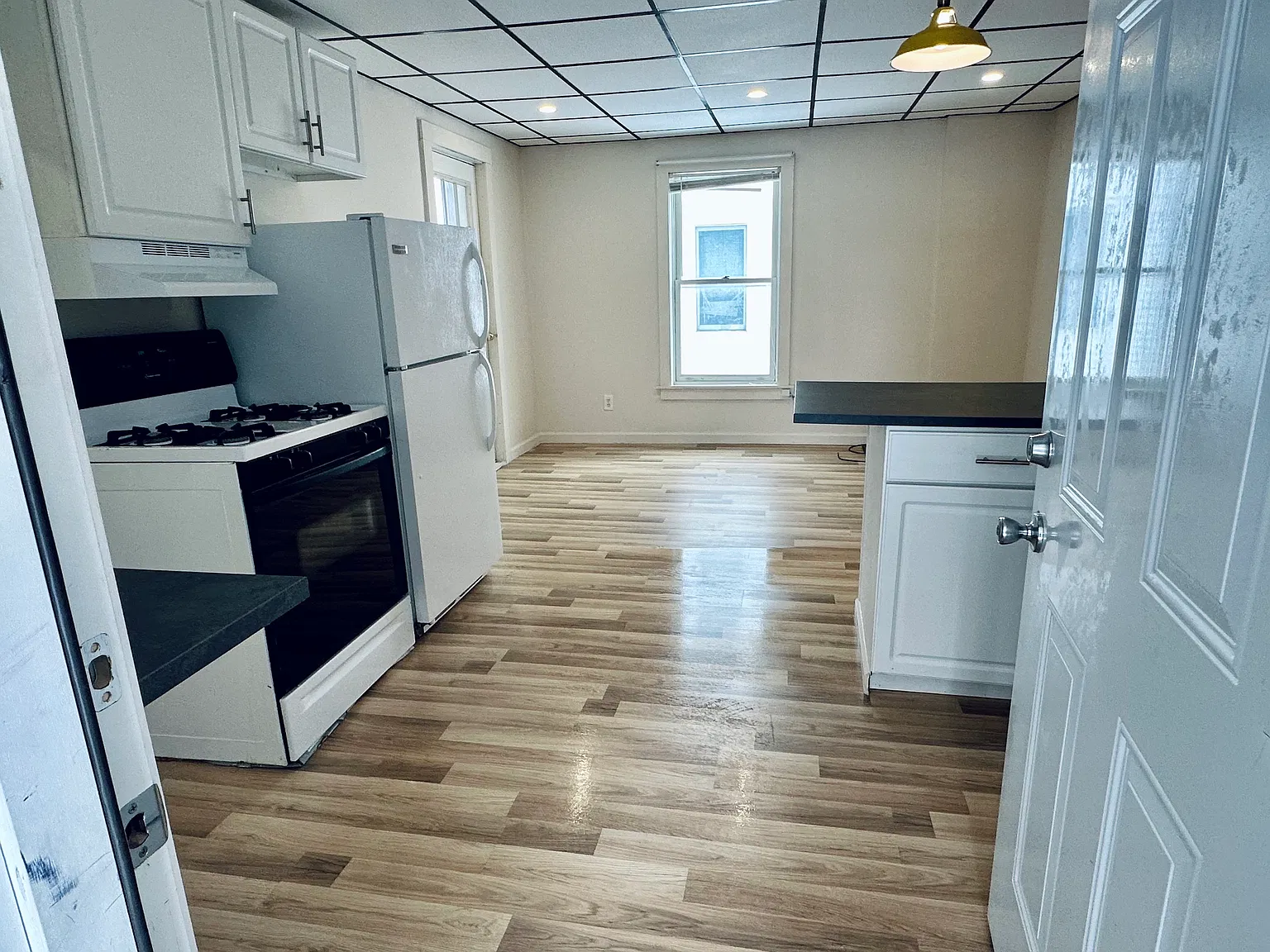 2 bed, 700 sqft, $1,300 — Photo 1